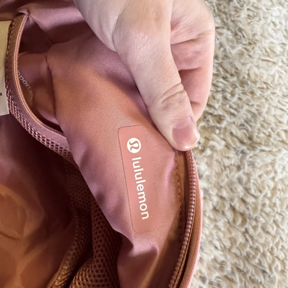 lululemon athletica feeling ready pouch - 3.5L, velour in pink pastel - Picture 6 of 8